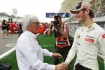 Foto zur News: Bernie Ecclestone (Formel-1-Chef) mit Romain Grosjean (Lotus)