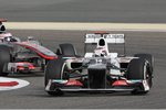 Foto zur News: Kamui Kobayashi (Sauber), Jenson Button (McLaren)