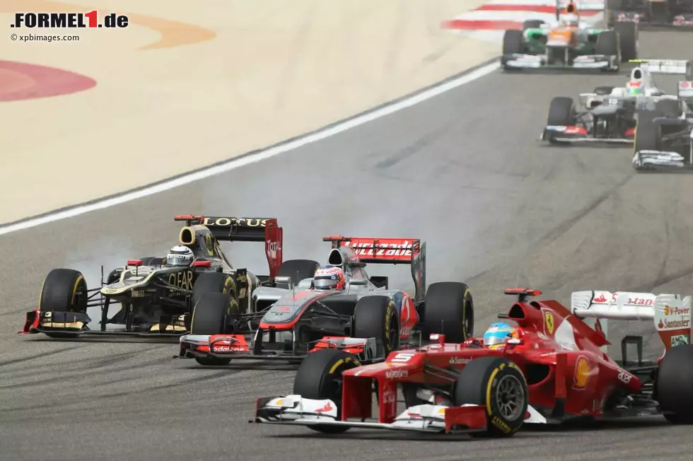 Foto zur News: Fernando Alonso (Ferrari), Jenson Button (McLaren) und Kimi Räikkönen (Lotus)