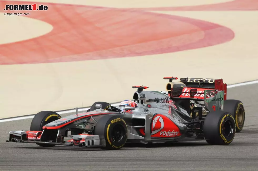 Foto zur News: Jenson Button (McLaren) und Kimi Räikkönen (Lotus)