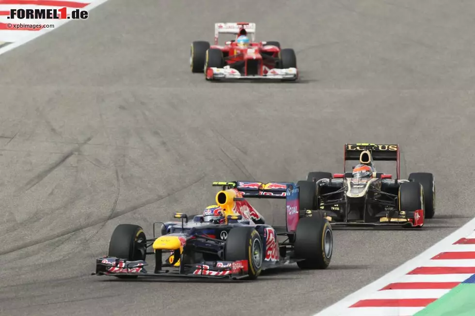 Foto zur News: Mark Webber (Red Bull) und Romain Grosjean (Lotus)