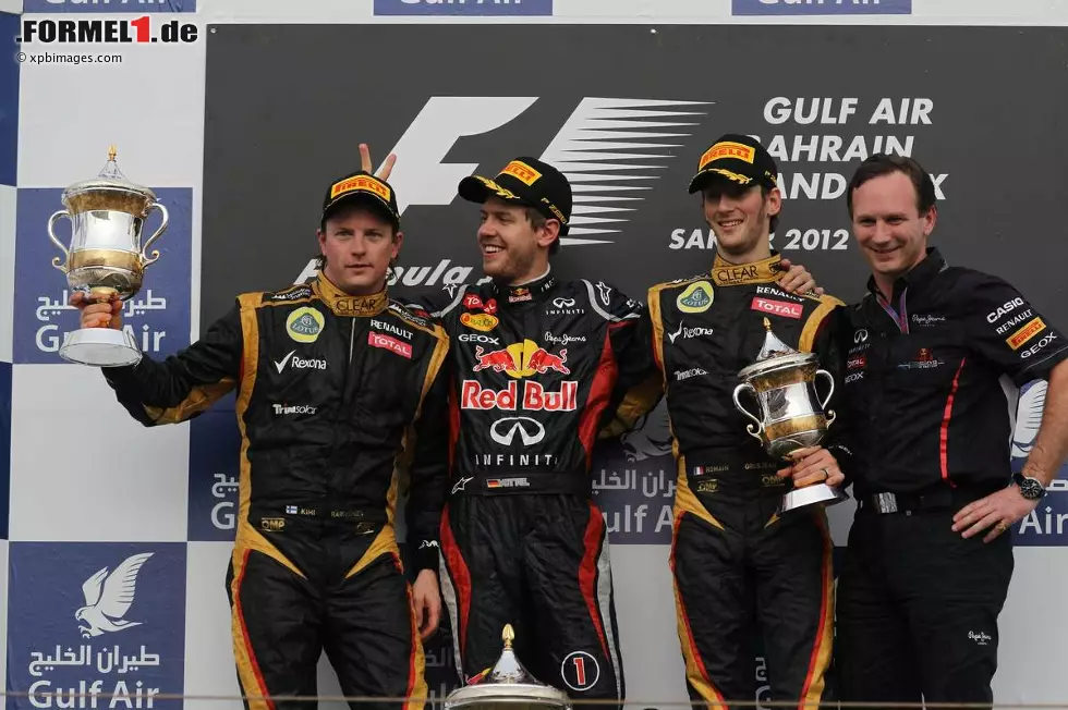 Foto zur News: Kimi Räikkönen (Lotus), Sebastian Vettel (Red Bull), Romain Grosjean (Lotus), und Christian Horner (Teamchef) auf dem Podium von Manama