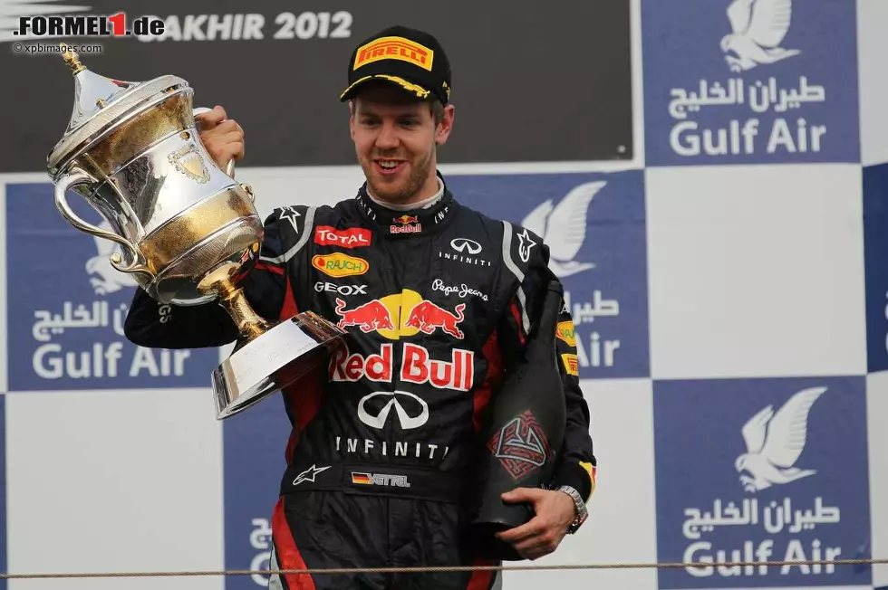 Foto zur News: Sebastian Vettel (Red Bull) präsentiert seinen Siegerpokal