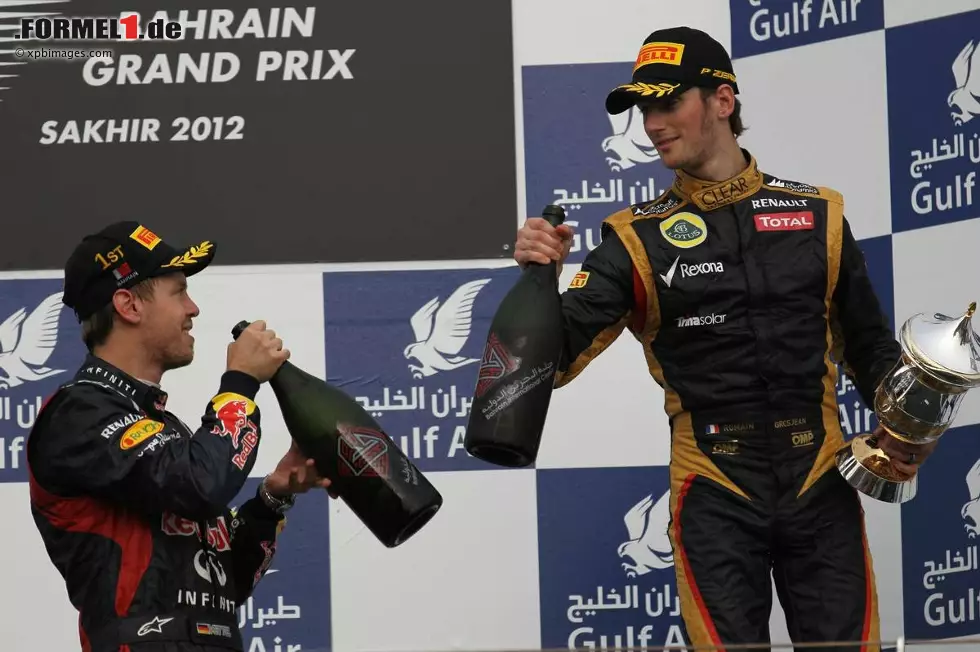 Foto zur News: Sebastian Vettel (Red Bull) Romain Grosjean (Lotus)