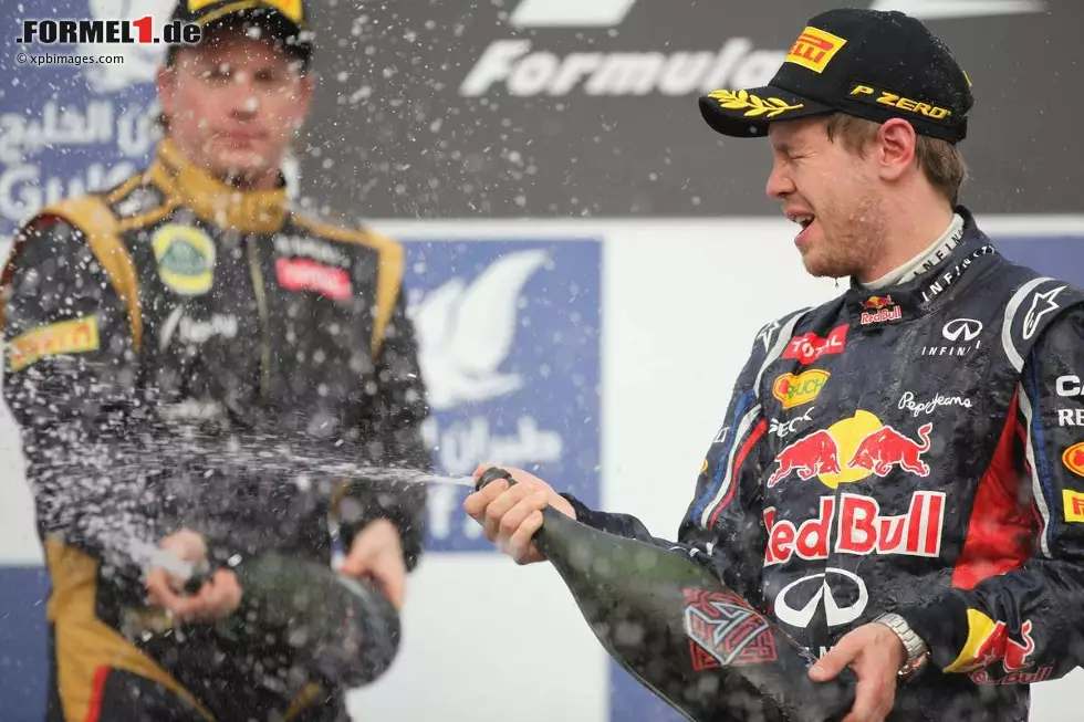 Foto zur News: Kimi Räikkönen (Lotus) erhält von seinem Kumpel Sebastian Vettel (Red Bull) eine ordentliche Champagnerdusche