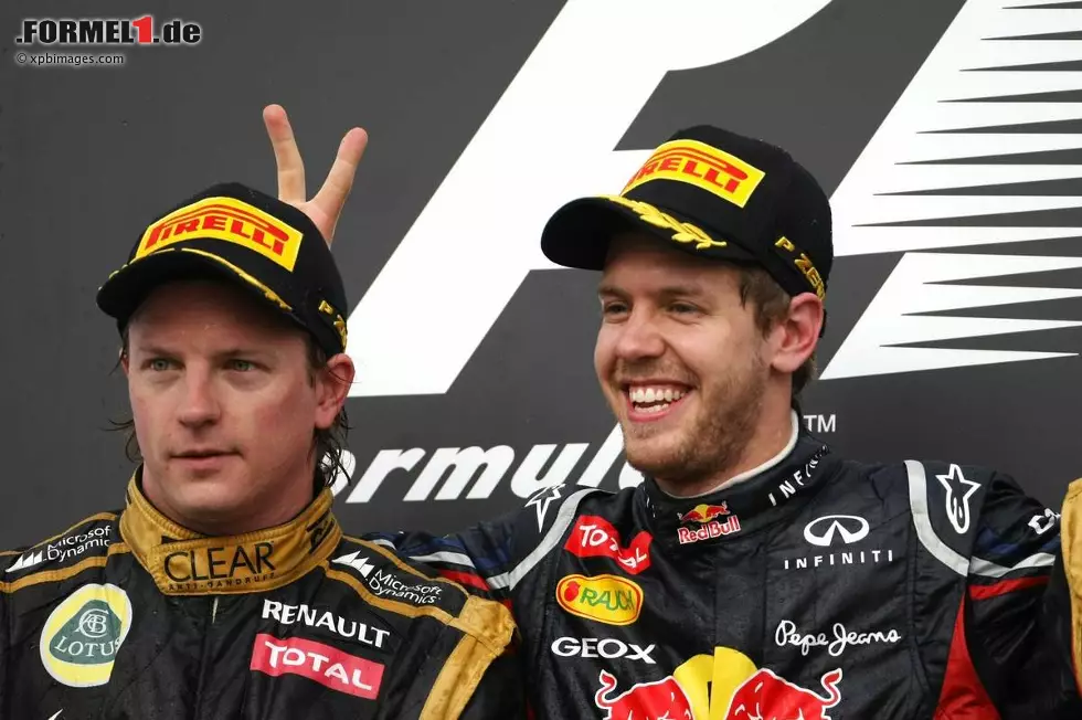 Foto zur News: Kimi Räikkönen (Lotus) und Sebastian Vettel (Red Bull)