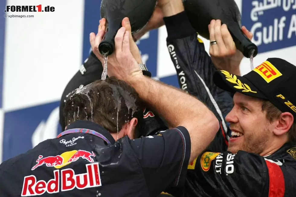 Foto zur News: Christian Horner (Teamchef) und Sebastian Vettel (Red Bull)