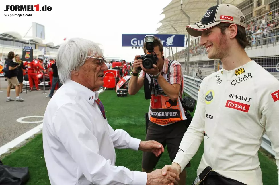 Foto zur News: Bernie Ecclestone (Formel-1-Chef) mit Romain Grosjean (Lotus)