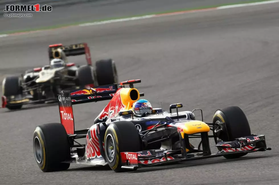 Foto zur News: Sebastian Vettel (Red Bull) und Kimi Räikkönen (Lotus)