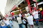 Foto zur News: Jenson Button und das McLaren-Team bei einer PR-Veranstaltung für Sponsor Vodafone in Budapest