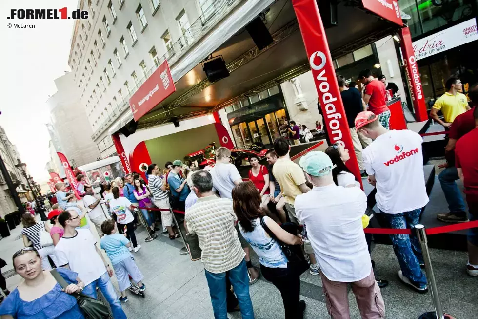 Foto zur News: Jenson Button und das McLaren-Team bei einer PR-Veranstaltung für Sponsor Vodafone in Budapest