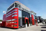 Foto zur News: Das doppelte Motorhome des Ferrari-Teams: Ein Teil ist für VIPs und das Team reserviert, ein Teil für die Medien zugänglich