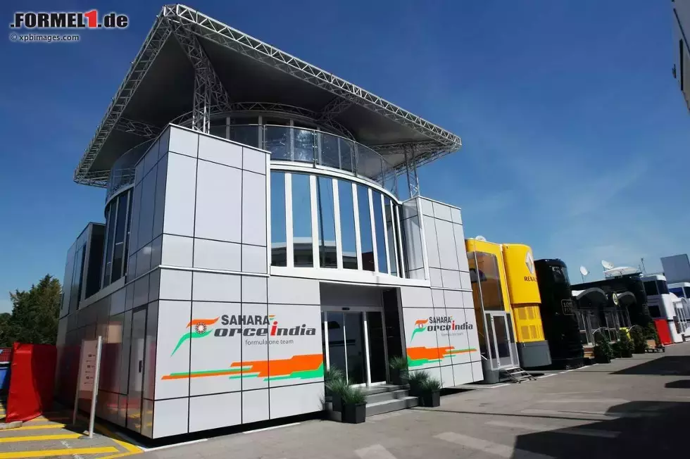 Foto zur News: Beim Europa-Auftakt kehren die Motorhomes zurück, hier jenes von Force India