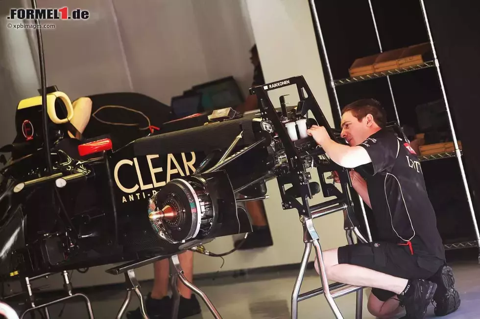 Foto zur News: Arbeit am Wagen von Kimi Räikkönen (Lotus)