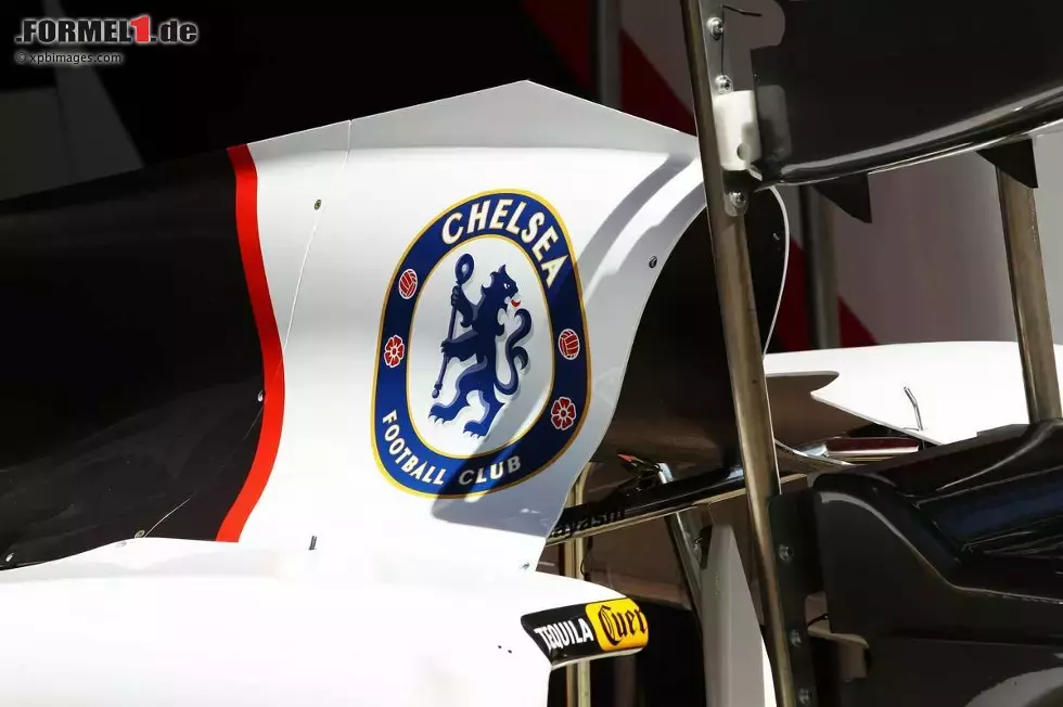 Foto zur News: Logo des Fußballklubs Chelsea FC auf dem Sauber-Boliden