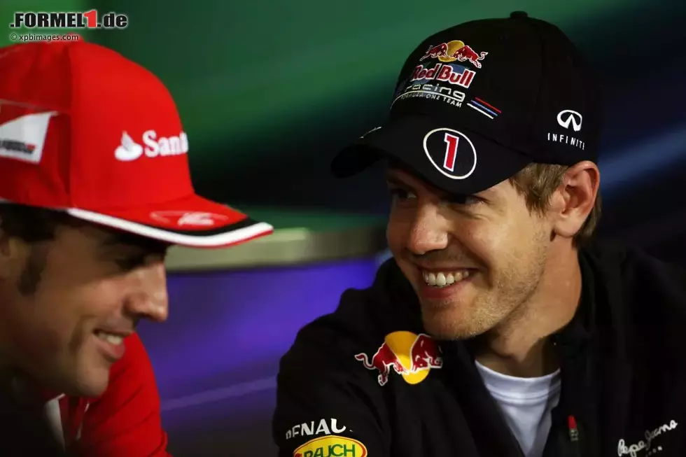 Foto zur News: Fernando Alonso (Ferrari) Sebastian Vettel (Red Bull)