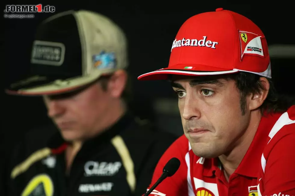 Foto zur News: Fernando Alonso (Ferrari) Kimi Räikkönen (Lotus)