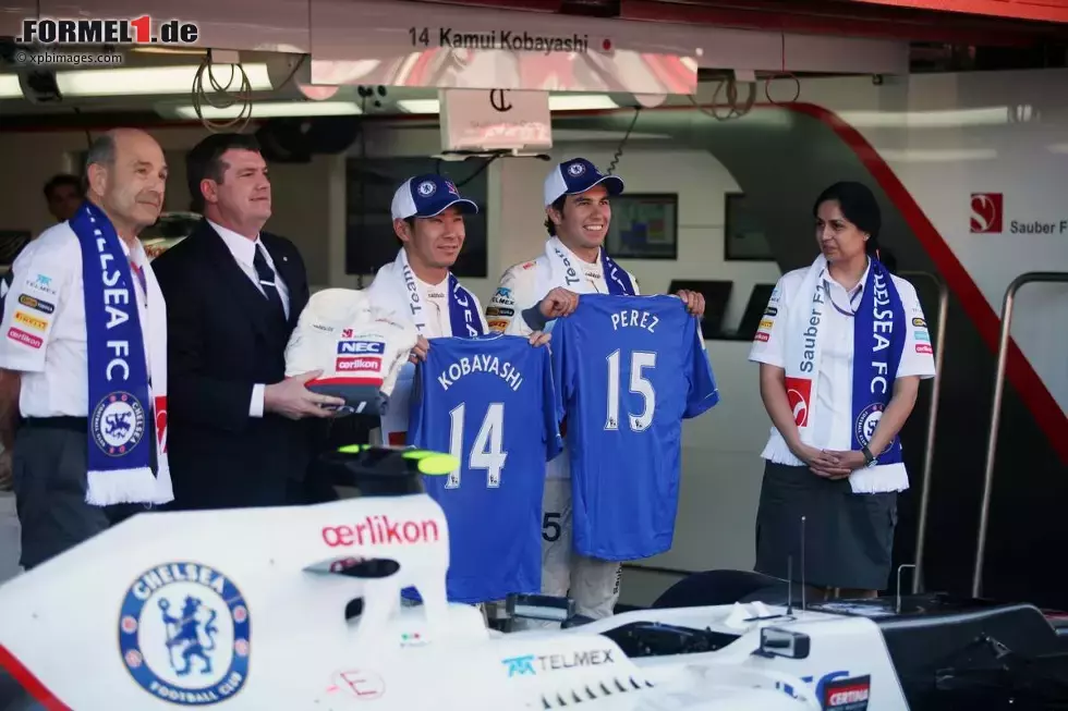 Foto zur News: Peter Sauber, Chelsea-Geschäftsführer Ron Gourlay, Kamui Kobayashi, Sergio Perez und Monisha Kaltenborn