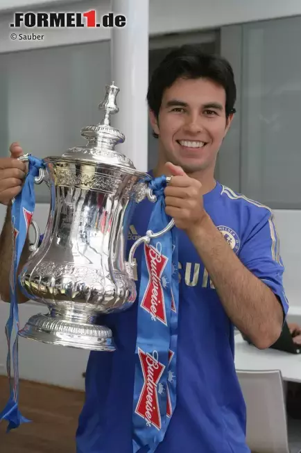 Foto zur News: Sergio Perez (Sauber) mit Chelseas FA-Cup