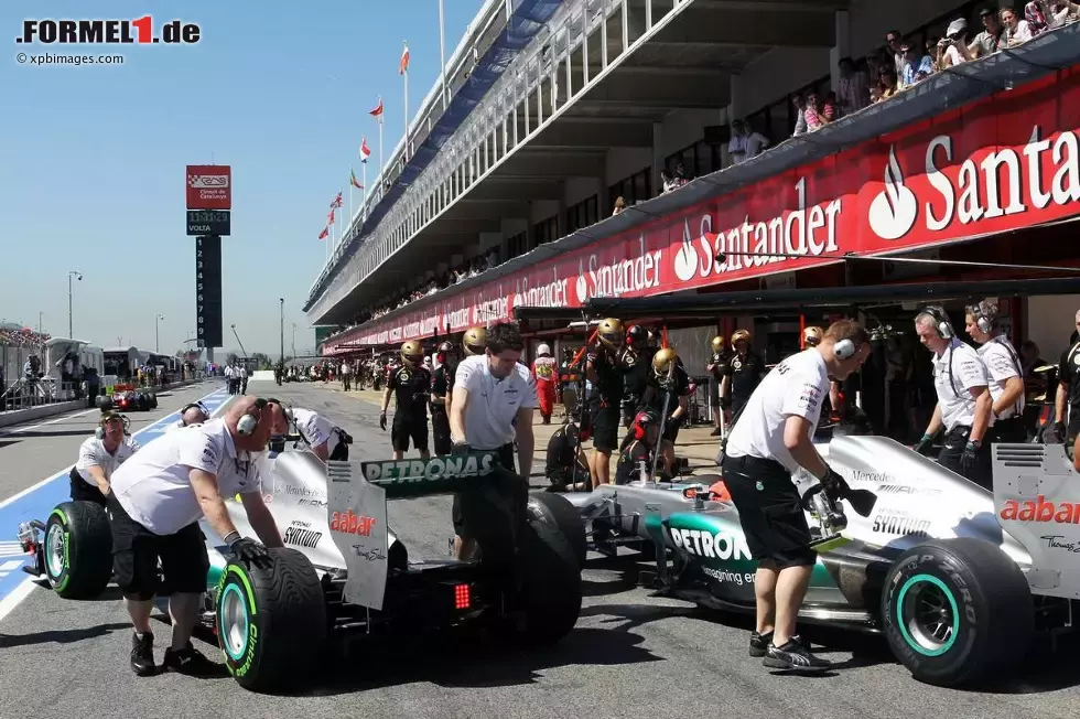 Foto zur News: Nico Rosberg (Mercedes) und Michael Schumacher (Mercedes)