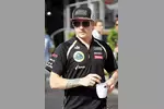 Foto zur News: Kimi Räikkönen (Lotus), einer der erklärten Favoriten für das Rennen in Barcelona, am Samstagmorgen mit einem Kaffee in der spanischen Sonne.