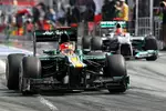 Foto zur News: Heikki Kovalainen (Caterham) und Michael Schumacher (Mercedes)