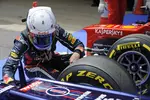 Foto zur News: Sebastian Vettel (Red Bull) inspiziert die Pirelli-Reifen, die das heutige Qualifying in Barcelona geprägt haben