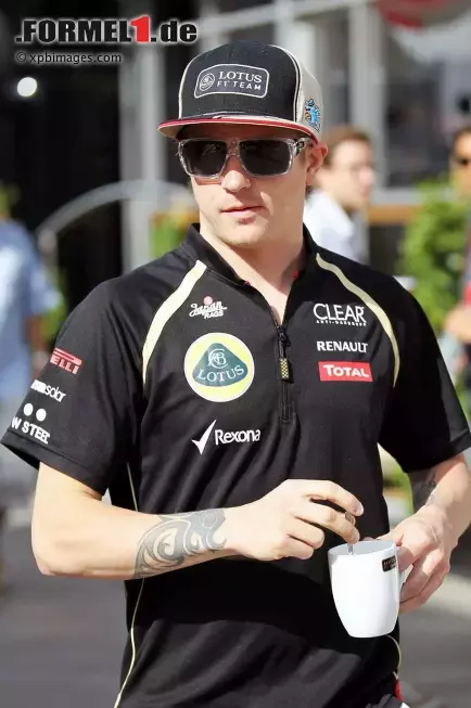 Foto zur News: Kimi Räikkönen (Lotus), einer der erklärten Favoriten für das Rennen in Barcelona, am Samstagmorgen mit einem Kaffee in der spanischen Sonne.