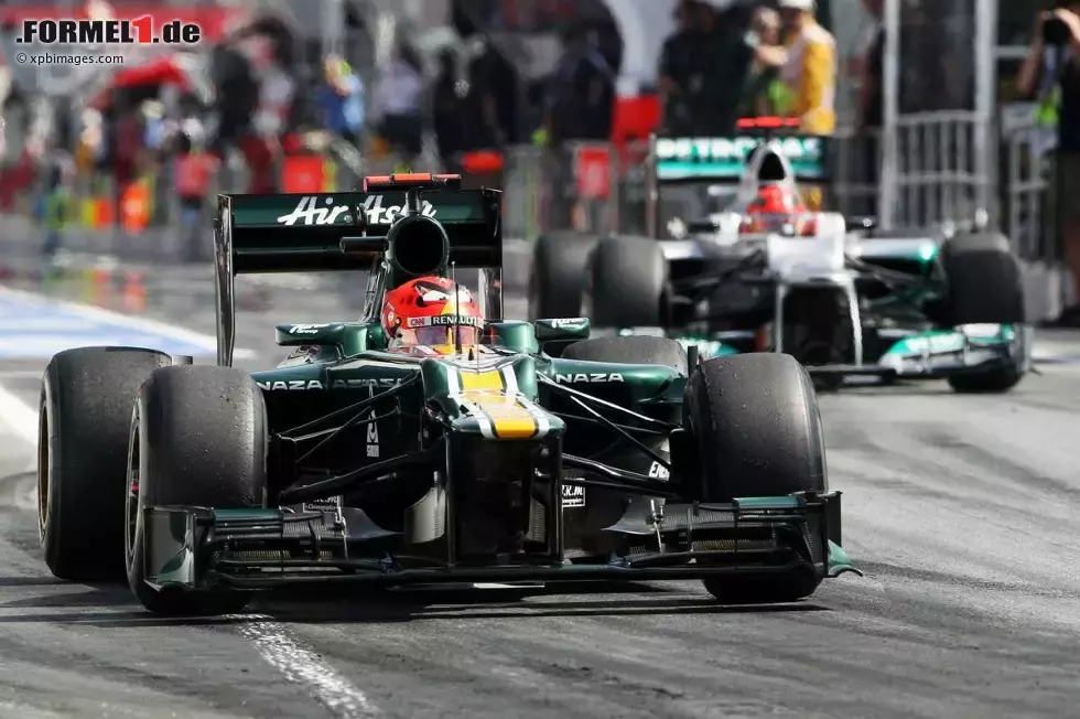 Foto zur News: Heikki Kovalainen (Caterham) und Michael Schumacher (Mercedes)