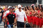 Foto zur News: Timo Glock (Marussia) und Michael Schumacher (Mercedes)