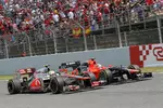 Foto zur News: Ungewohntes Duell am Ende des Feldes: Timo Glock (Marussia) und Lewis Hamilton (McLaren)