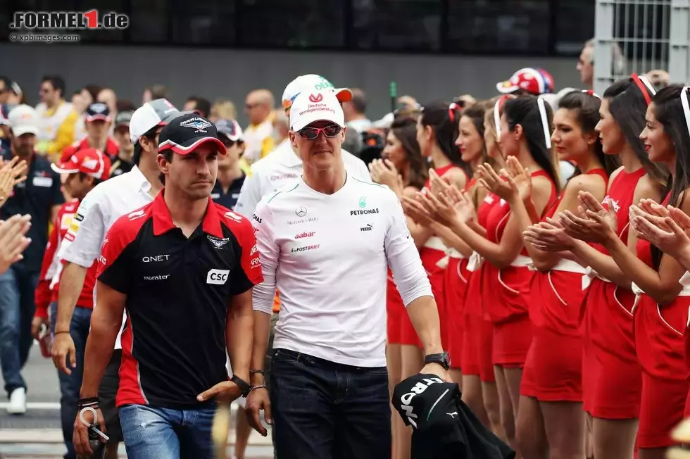 Foto zur News: Timo Glock (Marussia) und Michael Schumacher (Mercedes)