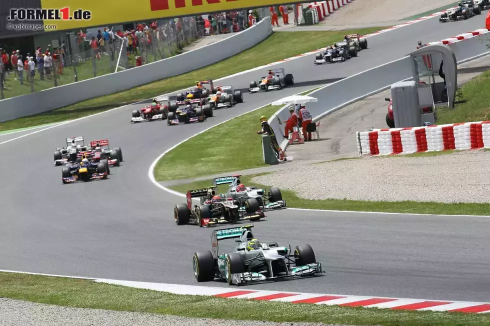 Foto zur News: Nico Rosberg (Mercedes), Romain Grosjean (Lotus) und Michael Schumacher (Mercedes)