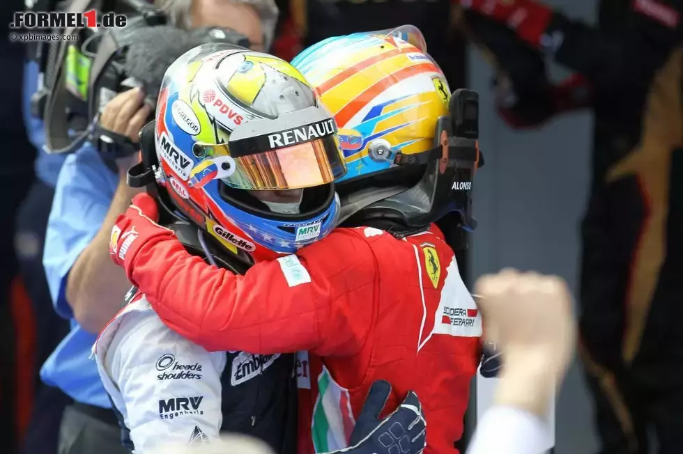 Foto zur News: Fernando Alonso (Ferrari) und Pastor Maldonado (Williams)