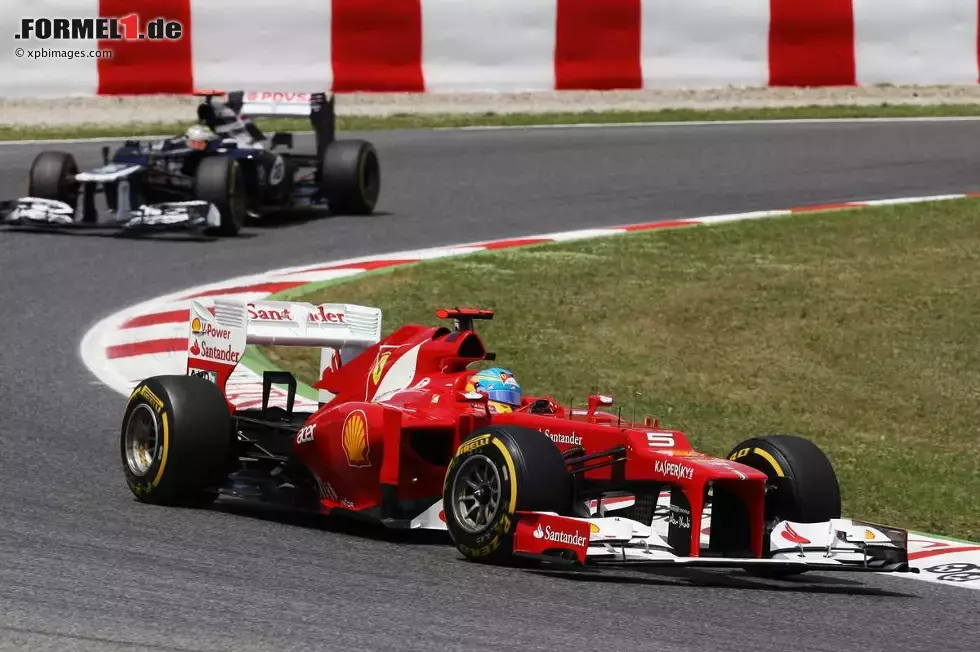 Foto zur News: Fernando Alonso (Ferrari) und Pastor Maldonado (Williams)