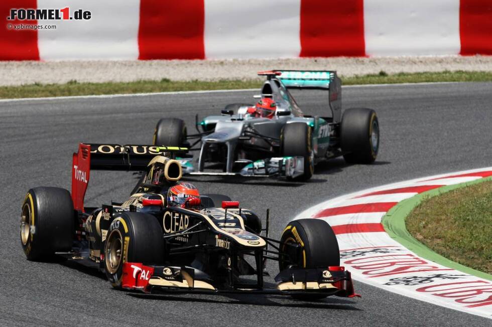 Foto zur News: Romain Grosjean (Lotus) und Michael Schumacher (Mercedes)