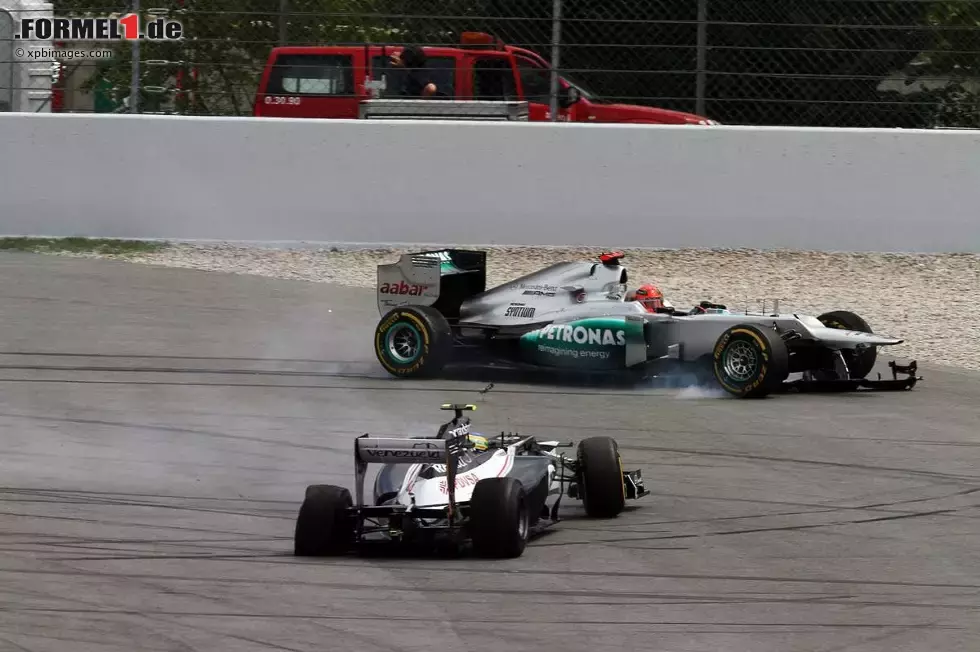 Foto zur News: Das Ende des Rennens für Bruno Senna (Williams) und Michael Schumacher (Mercedes)