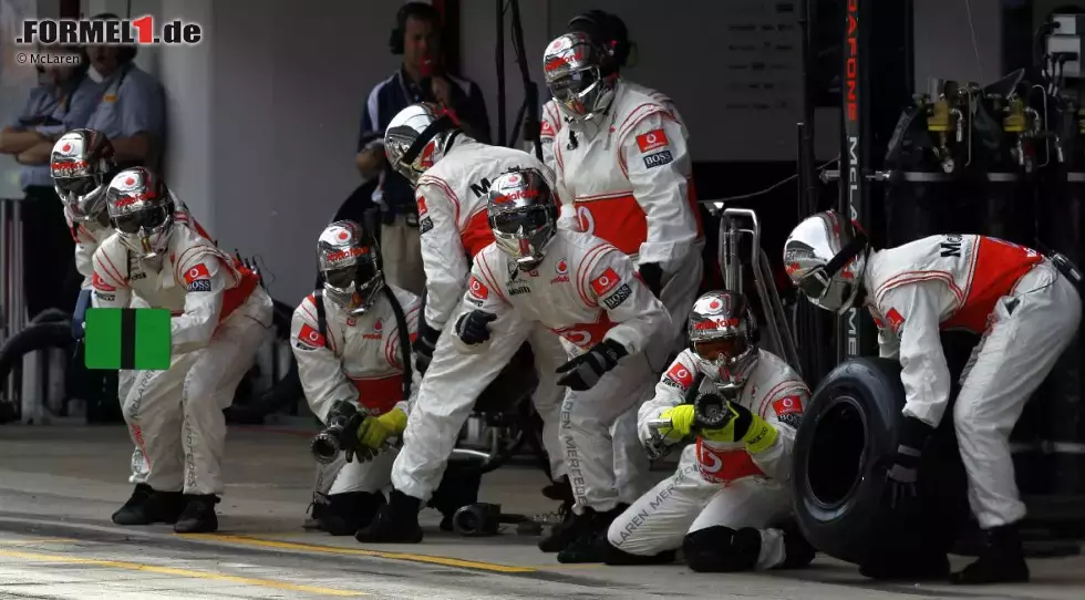 Foto zur News: McLaren-Crew macht sich für den Boxenstopp bereit