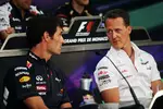 Foto zur News: Mark Webber (Red Bull) und Michael Schumacher (Mercedes)