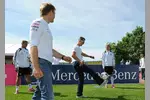 Foto zur News: Michael Schumacher (Mercedes) und Nico Rosberg (Mercedes) besuchen die Fußball-Nationalelf