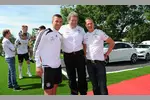 Foto zur News: Norbert Haug (Mercedes-Motorsportchef), Michael Schumacher (Mercedes) und Nico Rosberg (Mercedes) mit Lukas Podolski und der Fußball-Nationalelf