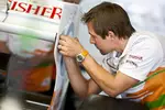 Foto zur News: Force-India-Mechaniker