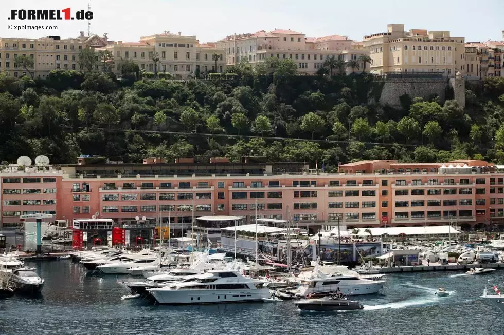 Foto zur News: Einmalig: Blick auf das Ufer von Monte Carlo, wo ab Donnerstag die Formel-1-Boliden vorbeidonnern