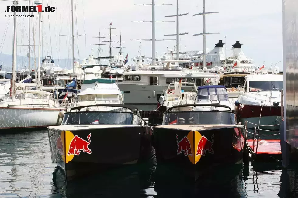 Foto zur News: Red Bull hat nun auch schon eigene Boote im Hafen von Monaco