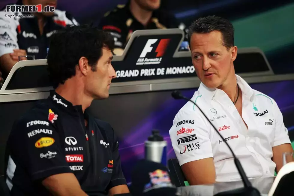 Foto zur News: Mark Webber (Red Bull) und Michael Schumacher (Mercedes)