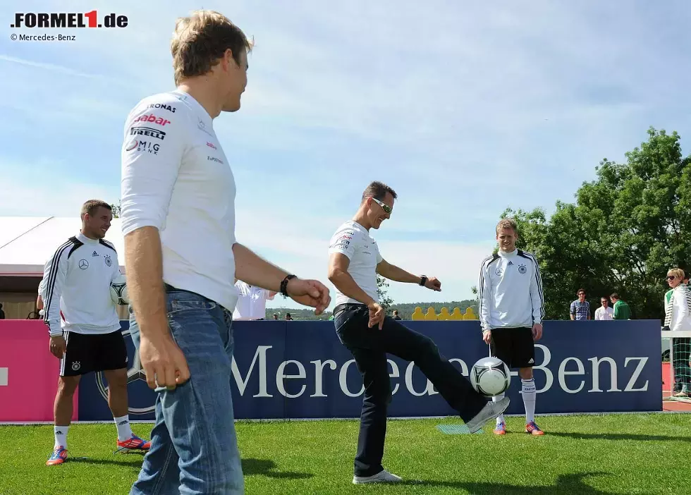 Foto zur News: Michael Schumacher (Mercedes) und Nico Rosberg (Mercedes) besuchen die Fußball-Nationalelf