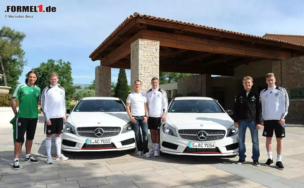 Foto zur News: Michael Schumacher (Mercedes) und Nico Rosberg (Mercedes) besuchen die Fußball-Nationalelf