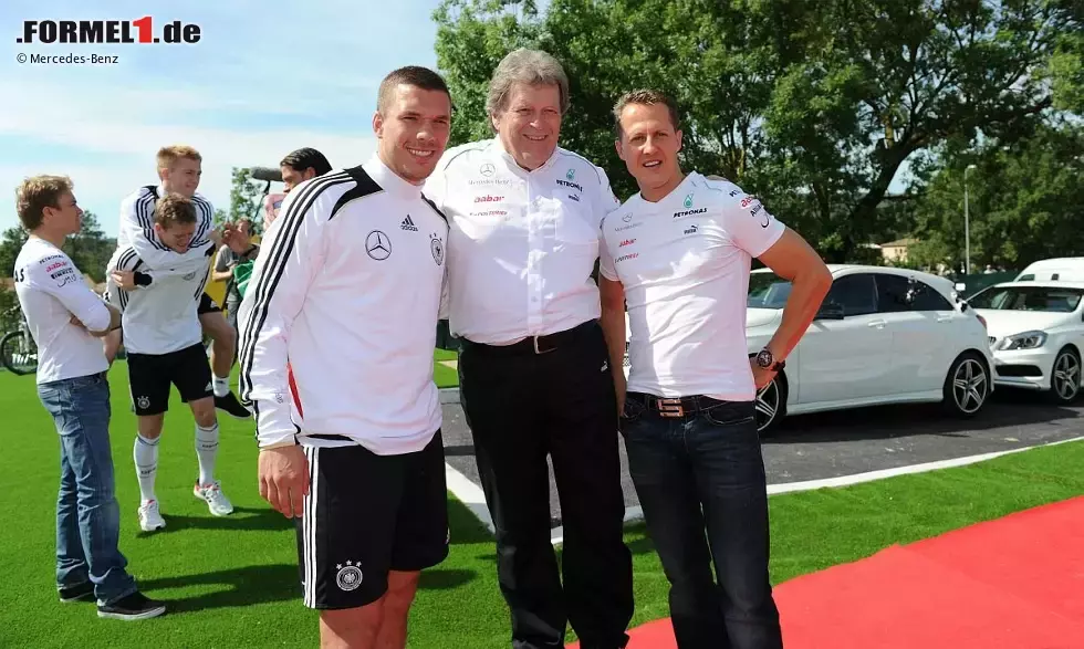 Foto zur News: Norbert Haug (Mercedes-Motorsportchef), Michael Schumacher (Mercedes) und Nico Rosberg (Mercedes) mit Lukas Podolski und der Fußball-Nationalelf