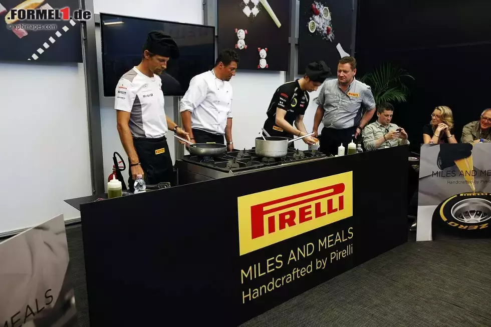 Foto zur News: Jenson Button (McLaren) und Romain Grosjean (Lotus) als Küchenchefs bei Pirelli