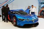 Foto zur News: Sebastian Vettel (Red Bull) und Alain Prost präsentieren den neuen Renault Alpine 110-50